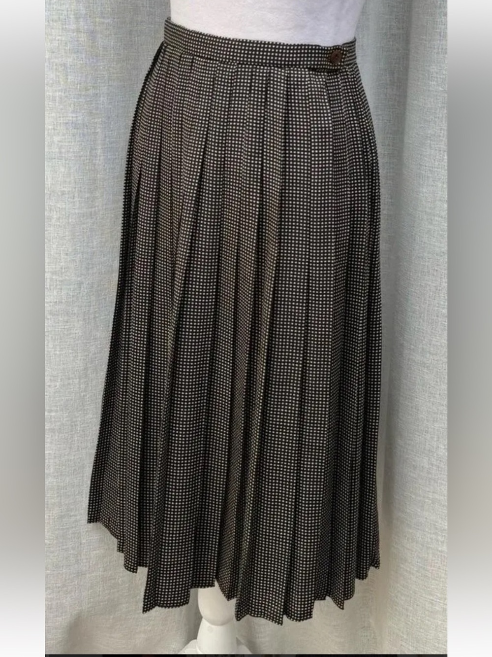 Vintage 90’s silk pleated skirt. Size 10.